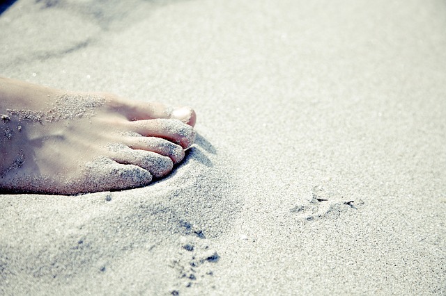Spacer po plaży zamiast peelingu stóp
